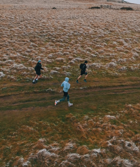 Runners on a grassy trail showing mental clarity through outdoor running.